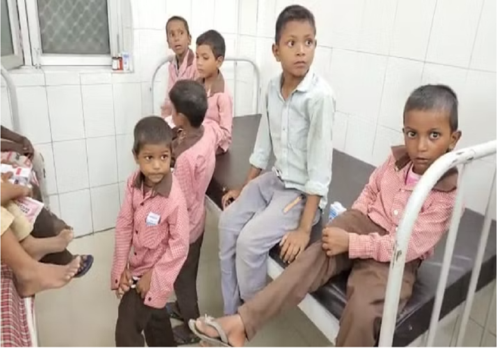 अलीगढ़ के सरकारी स्कूल में जबरन 150 बच्चों को लगाई गई वैक्सीन, 50 की हालत बिगड़ी