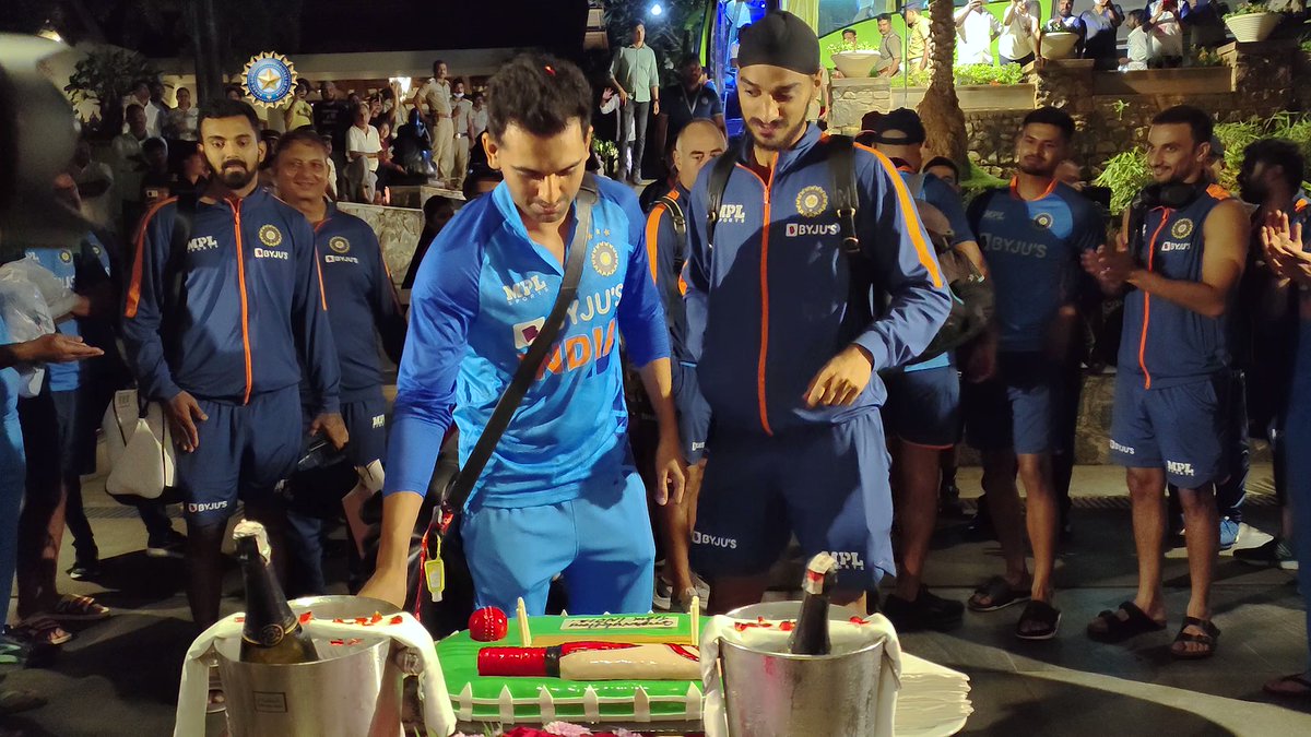 VIDEO: गुवाहाटी में टीम इंडिया का जोरदार स्वागत, विराट कोहली को देख चिल्लाए फैंस