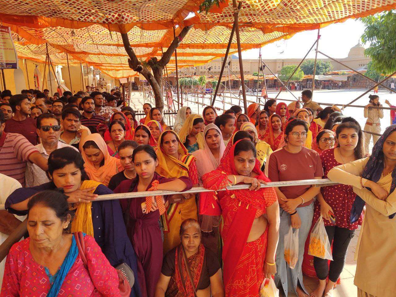 आमेर शिला माता मंदिर में छठ पर्व पर उमड़ी श्रद्धालुओं की भीड़