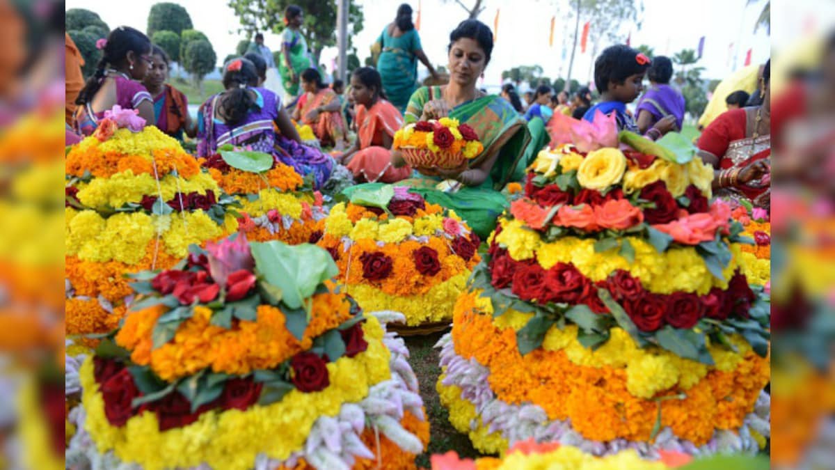 Navratri Festival 2022: छत्तीसगढ़ में मन रहा बतकम्मा लोकपर्व, बस्तर के इस जगह में हो रहा तेलंगाना की परंपरा में माँ की पूजा