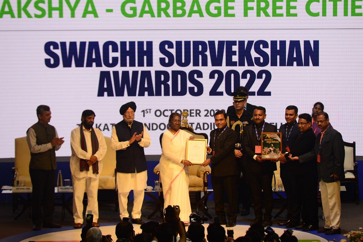 Swachh Survekshan 2022: लगातार छठी बार देश का सबसे साफ शहर बना इंदौर, सूरत दूसरे तो मुंबई तीसरे स्थान पर