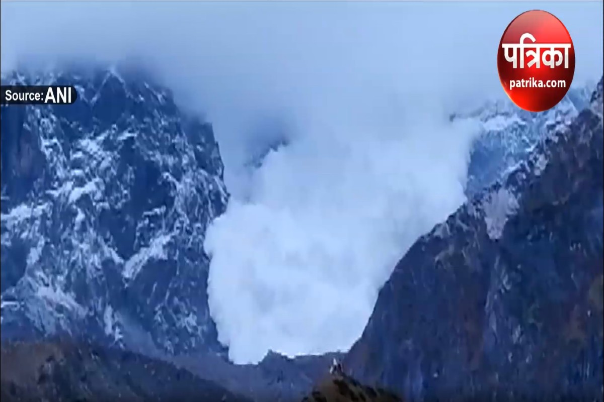 उत्तराखंड: केदारनाथ मंदिर के पास खिसका बर्फ का पहाड़, देखिए हिमस्खलन का वीडियो