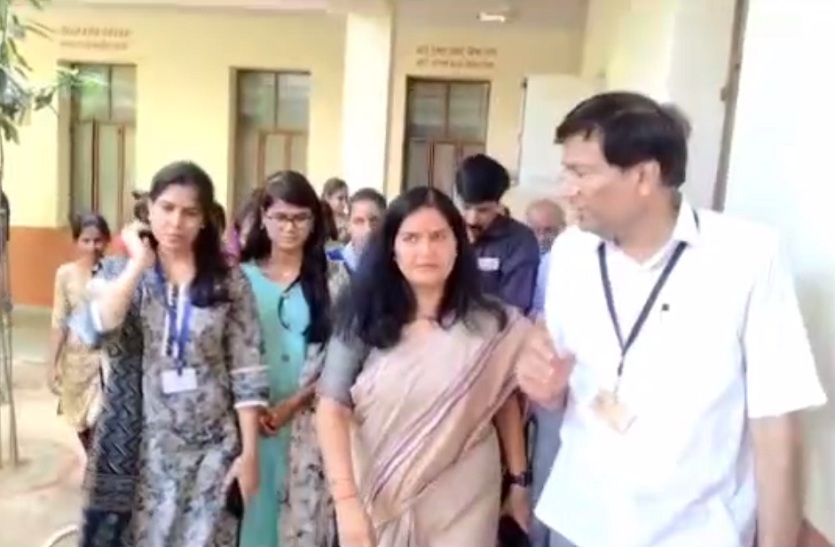 सीएस उषा शर्मा ने किया सामाजिक न्याय संकुल का दौरा, छात्राओं से की बात..