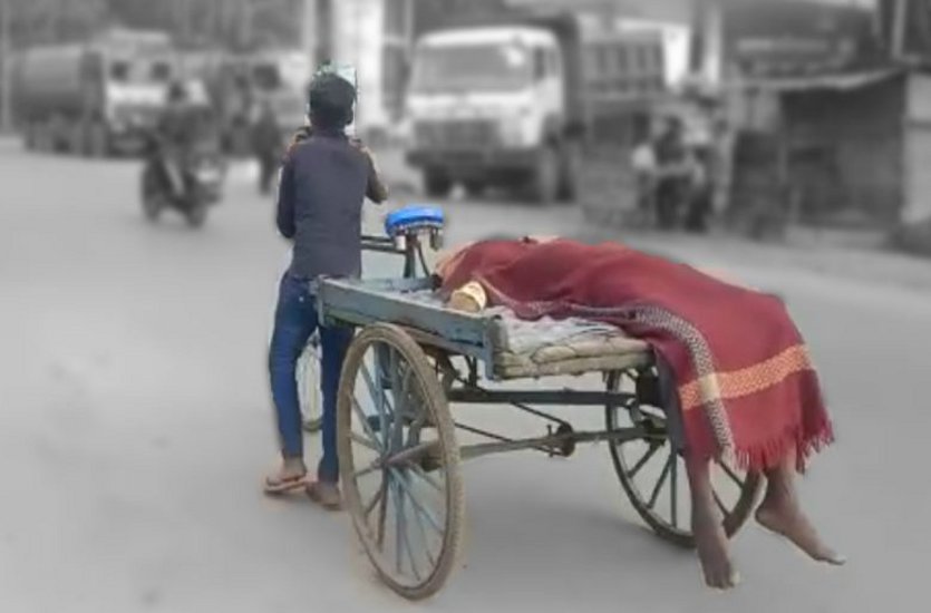 बीमार मामा को माल ढोने वाले रिक्शा में अस्पताल ले जा रहा था मासूम भांजा, नजारा देख लोग हो गए भावुक