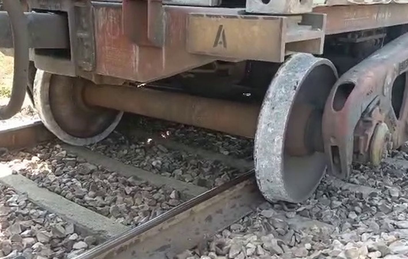 Video : मालगाड़ी हुई बेपटरी ,ट्रेनो को डाउन लाइन पर निकाला