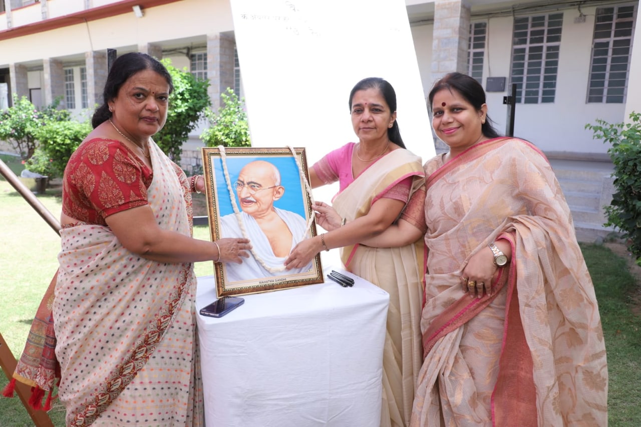 Gandhi Jayanti : कहीं अहिंसा दिवस के रूप में तो कहीं स्वच्छता अभियान के रूप में मनाई गई जयंती