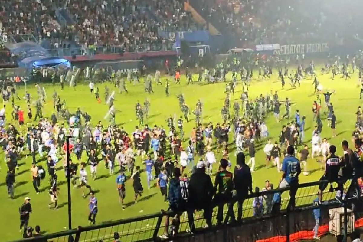इंडोनेशिया में फुटबॉल मैच के दौरान दंगा, 129 से अधिक लोगों की मौत, 180 घायल