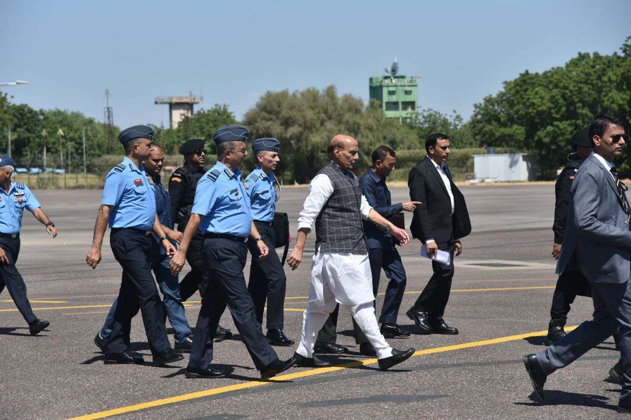 रक्षामंत्री राजनाथ सिंह का इंडियन एयर फ़ोर्स पायलट लुक हुआ वायरल