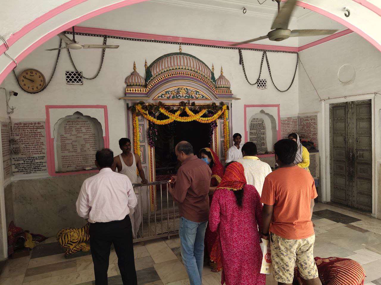 दुर्गा माता मंदिर में अष्टमी की पूजा कर बाटें उपहार