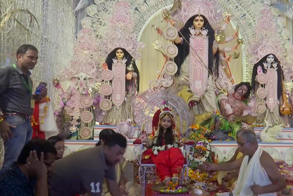 West Bengal News: कोलकाता में 9 दिवसीय नवरात्रि उत्सव के अंतिम दिन की जा रही महा नवमी पूजा