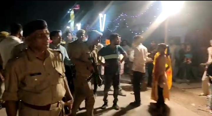 दुर्गा पंडाल में हुए हादसे के बाद सतर्क हुवा प्रशासन, प्रशासन व पुलिस के अधिकारी पंडालों का निरीक्षण कर आयोजकों को दे रहे निर्देश