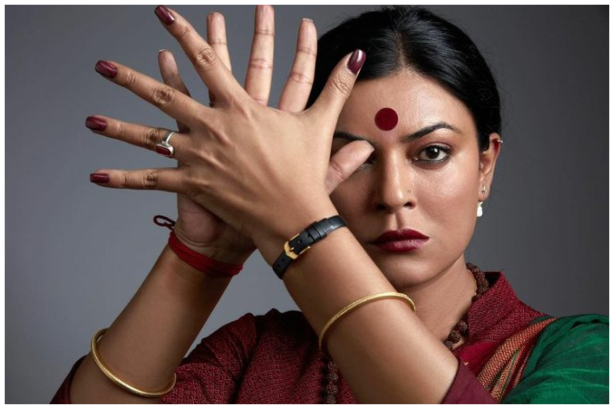 sushmita sen first look as transgender activist gauri sawant in a drama series revealed | किन्नर बन सुष्मिता सेन ने शेयर की फोटो, कहा- 'ताली बजाऊंगी नहीं, बजवाऊंगी' | Patrika News