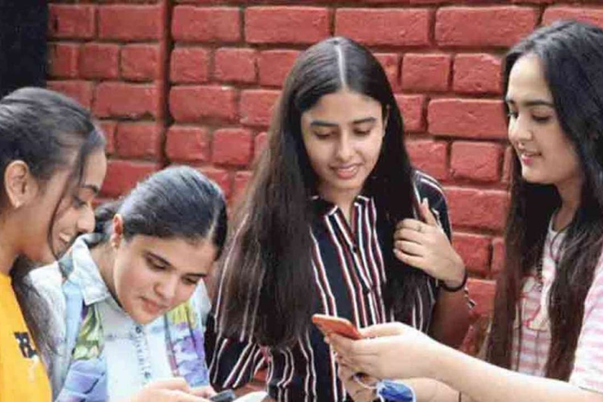 Maharashtra News: बोर्ड की परीक्षा का फॉर्म भरने के लिए सेंटर मांग रहे मनमाने पैसे, छात्रों की बढ़ी परेशानियां