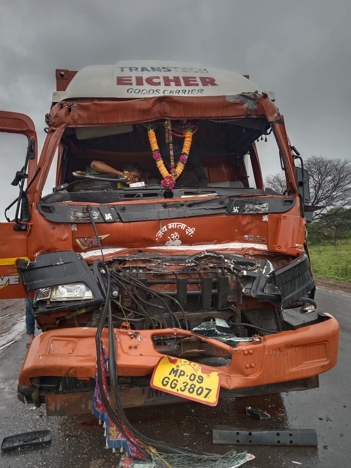 देवास: भोपाल रोड पर दो दर्दनाक हादसे, दो युवकों की मौत-एक को किया रेफर