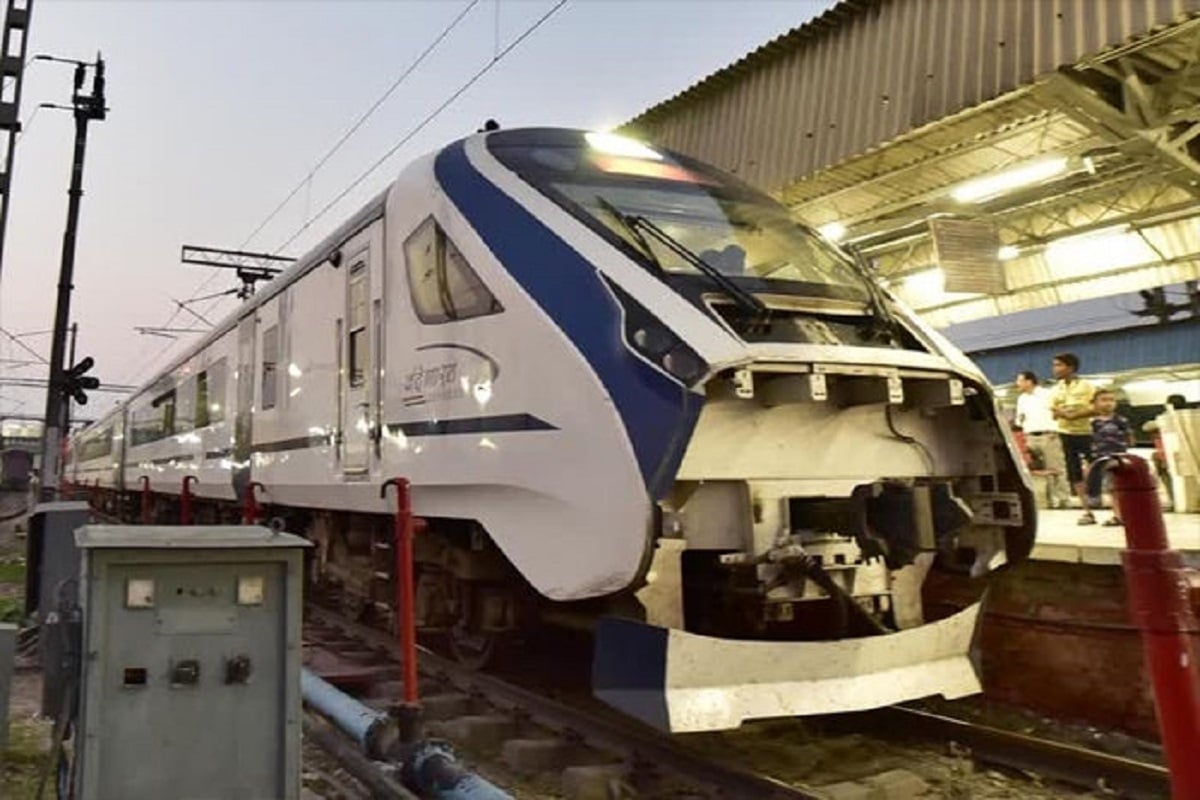 गाय को टक्कर मारने से फिर टूटी वंदे भारत एक्सप्रेस ट्रेन की बॉडी, दो दिन में दूसरी ऐसी घटना