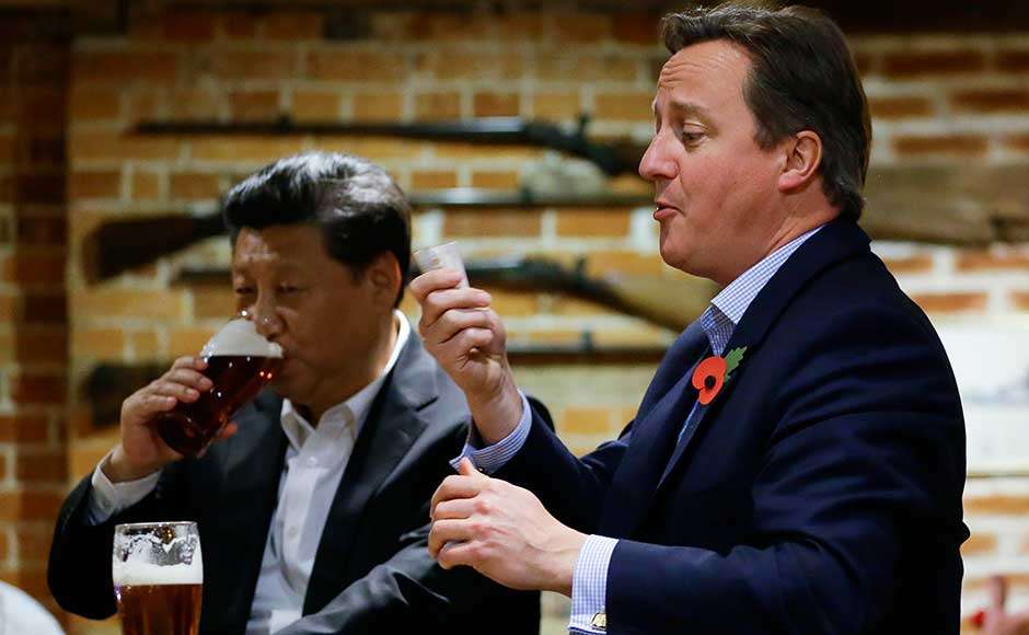 03_david-cameron-drinks-a-pint-of-beer-with-chinese-president-xi-jinping.jpg