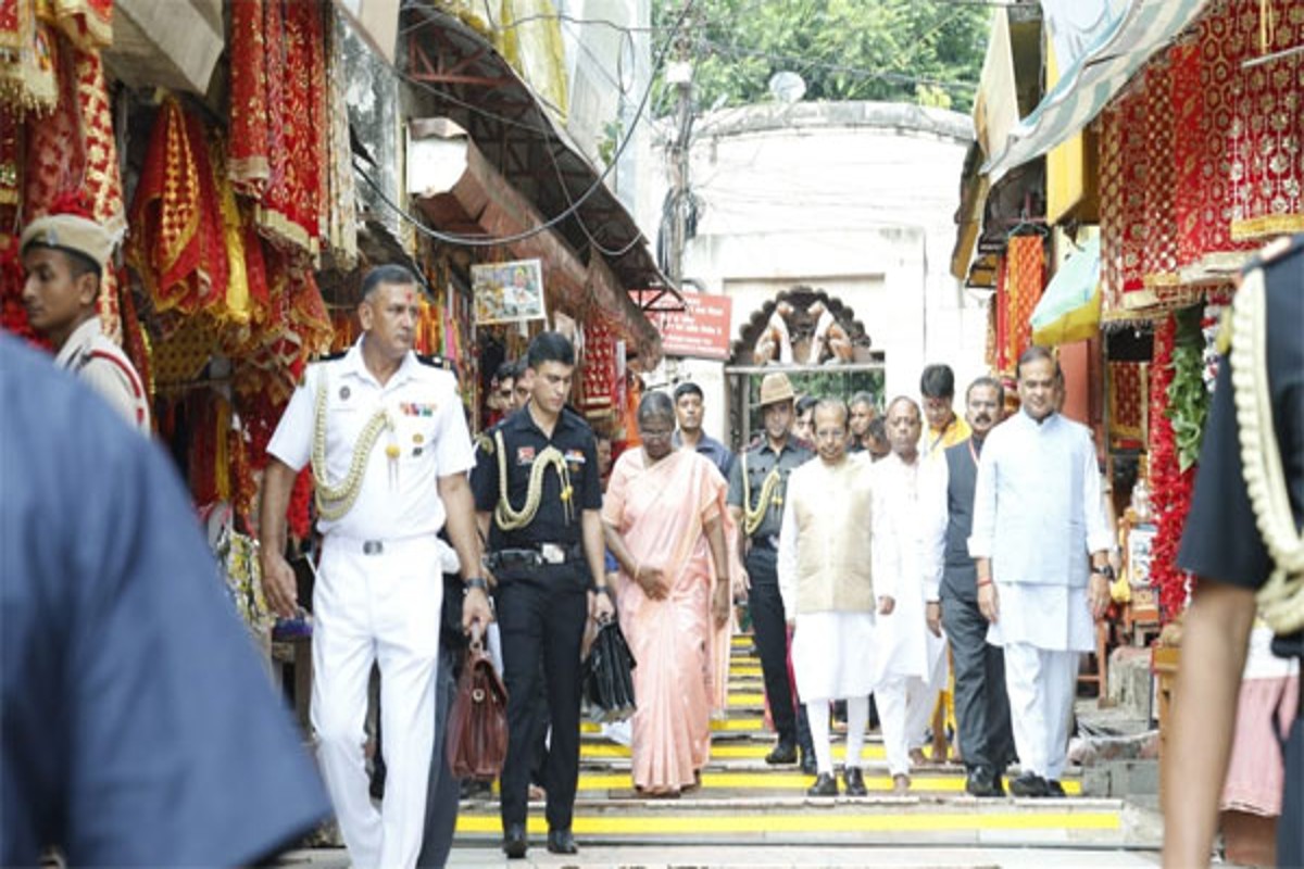 असम: राष्ट्रपति द्रौपदी मुर्मू ने गुवाहाटी के कामाख्या मंदिर में की पूजा,  राज्यपाल, मुख्यमंत्री सहित अन्य लोग रहे मौजूद; देखें वीडियो |Assam ...