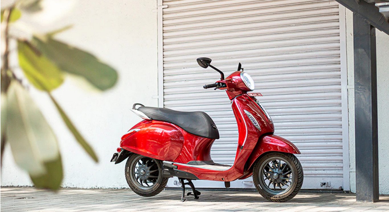 Bajaj Chetak Electric Scooter is becoming a popular choice in market |  Chetak is a long race horse in the electric scooter segment, giving tough competition to other companies-img