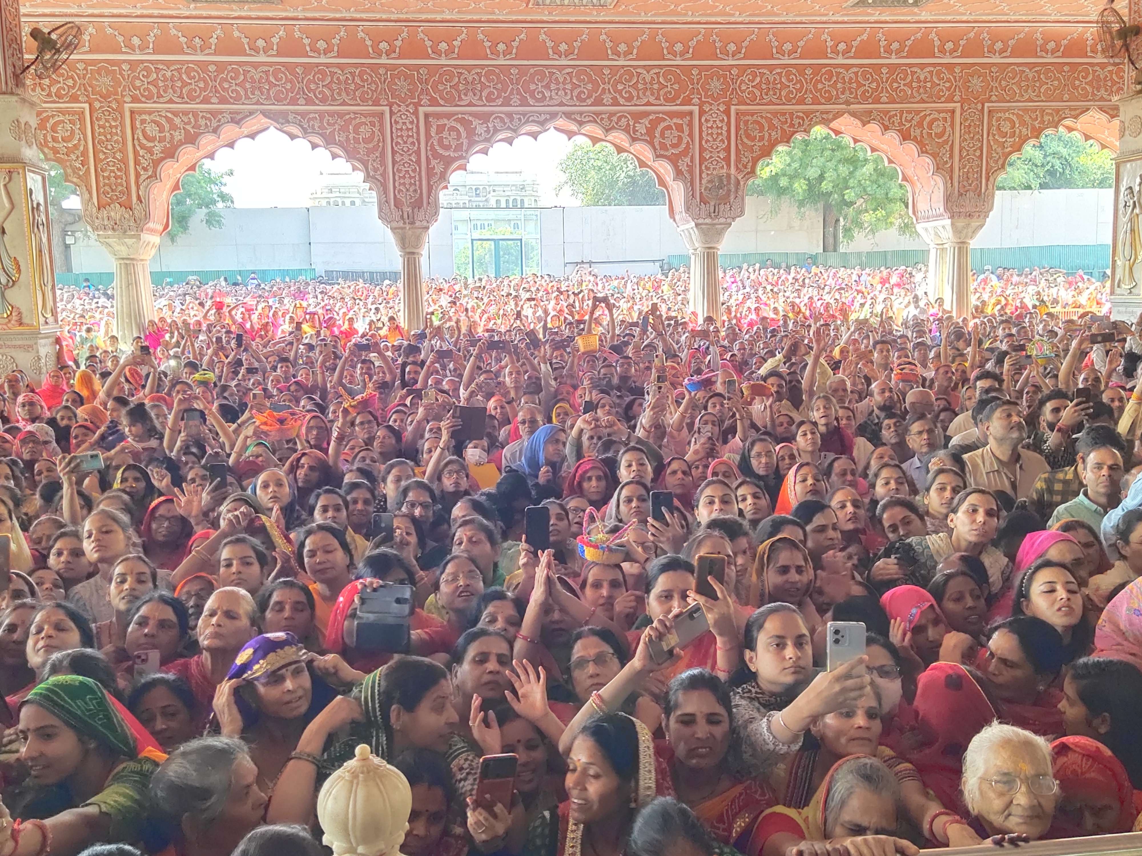 चांदी के रथ पर विराज निकले ठाकुरजी, देखने उमड़ा भक्तों का सैलाब