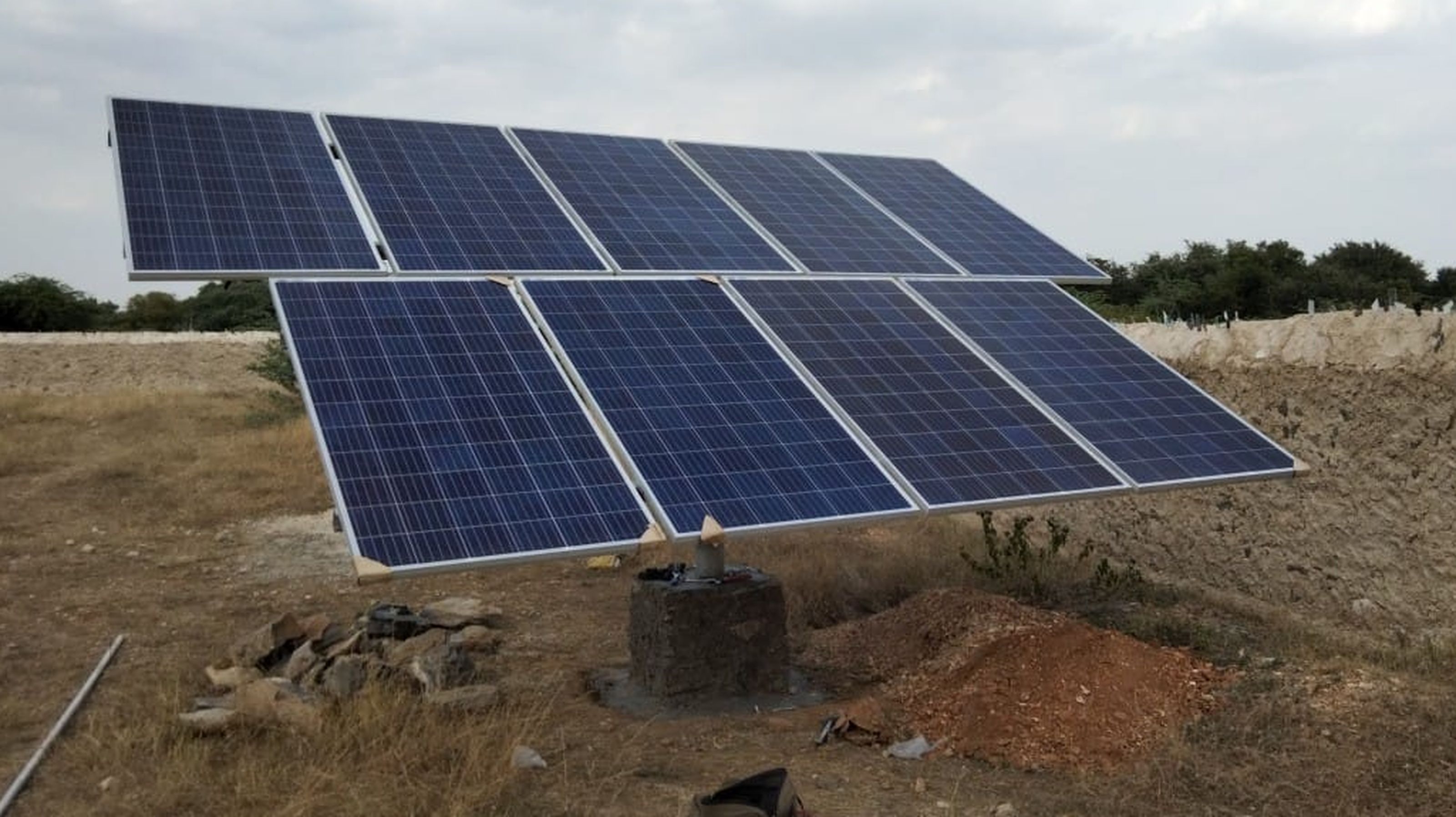  राजसमंद के निकट एक गांव में लगे सौर ऊर्जा उपकरण।, राजसमंद के निकट एक गांव में लगे सौर ऊर्जा उपकरण।