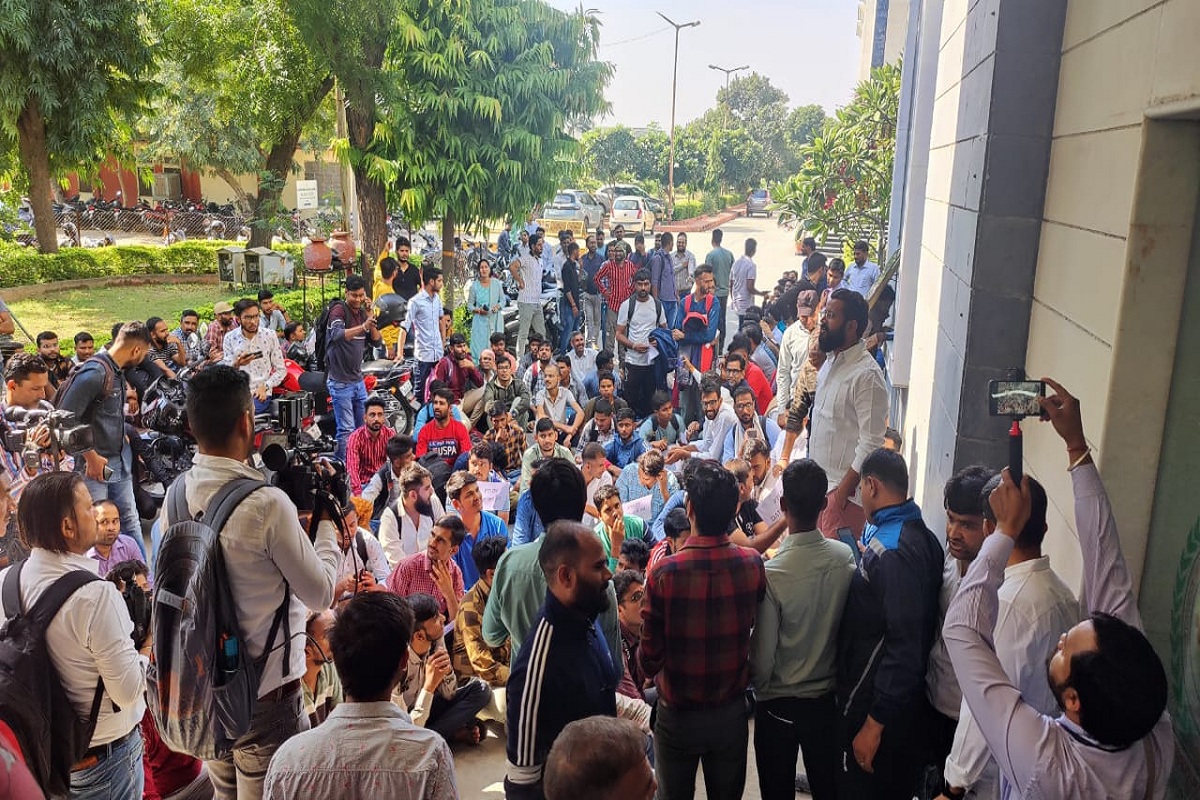 बेरोजगार युवाओं का हल्ला बोल , कर्मचारी चयन बोर्ड का किया घेराव
