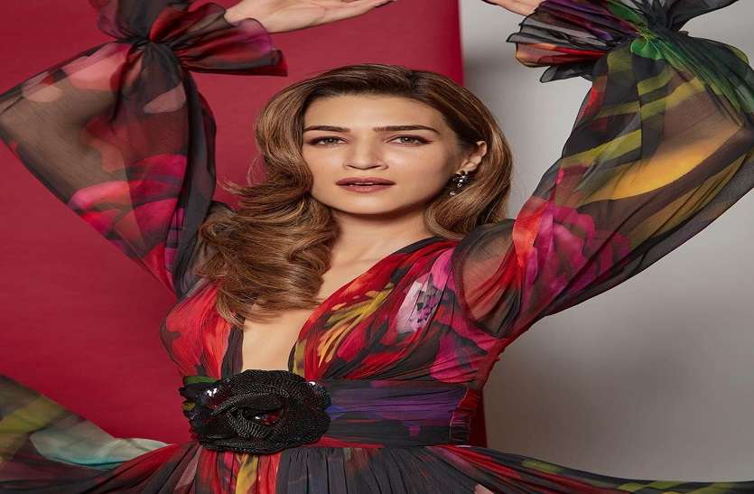Kriti Sanon ने चलाया अदाओं का जादू, फ्लोई मैक्सी ड्रेस में दिए किलर पोज