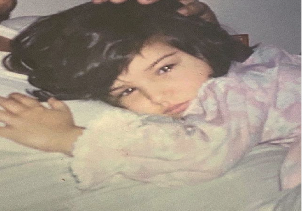 tara_sutaria_childhood_photo_viral_on_social_media.png