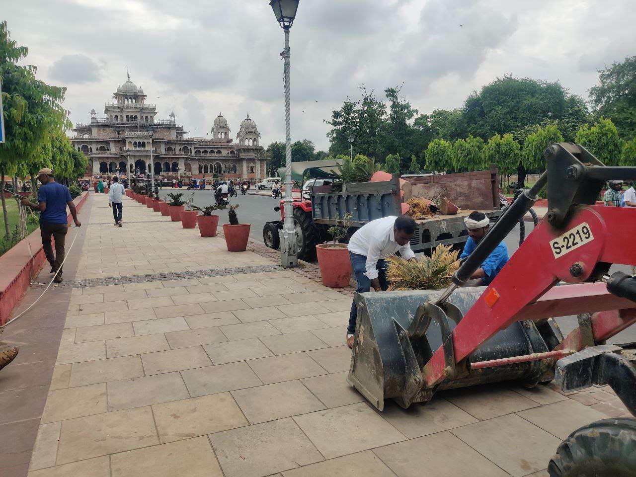 जयपुर के वीवीआईपी रोड को पावणों को दिखाने के लिए बदली सूरत, अब चला दिया बुलडोजर