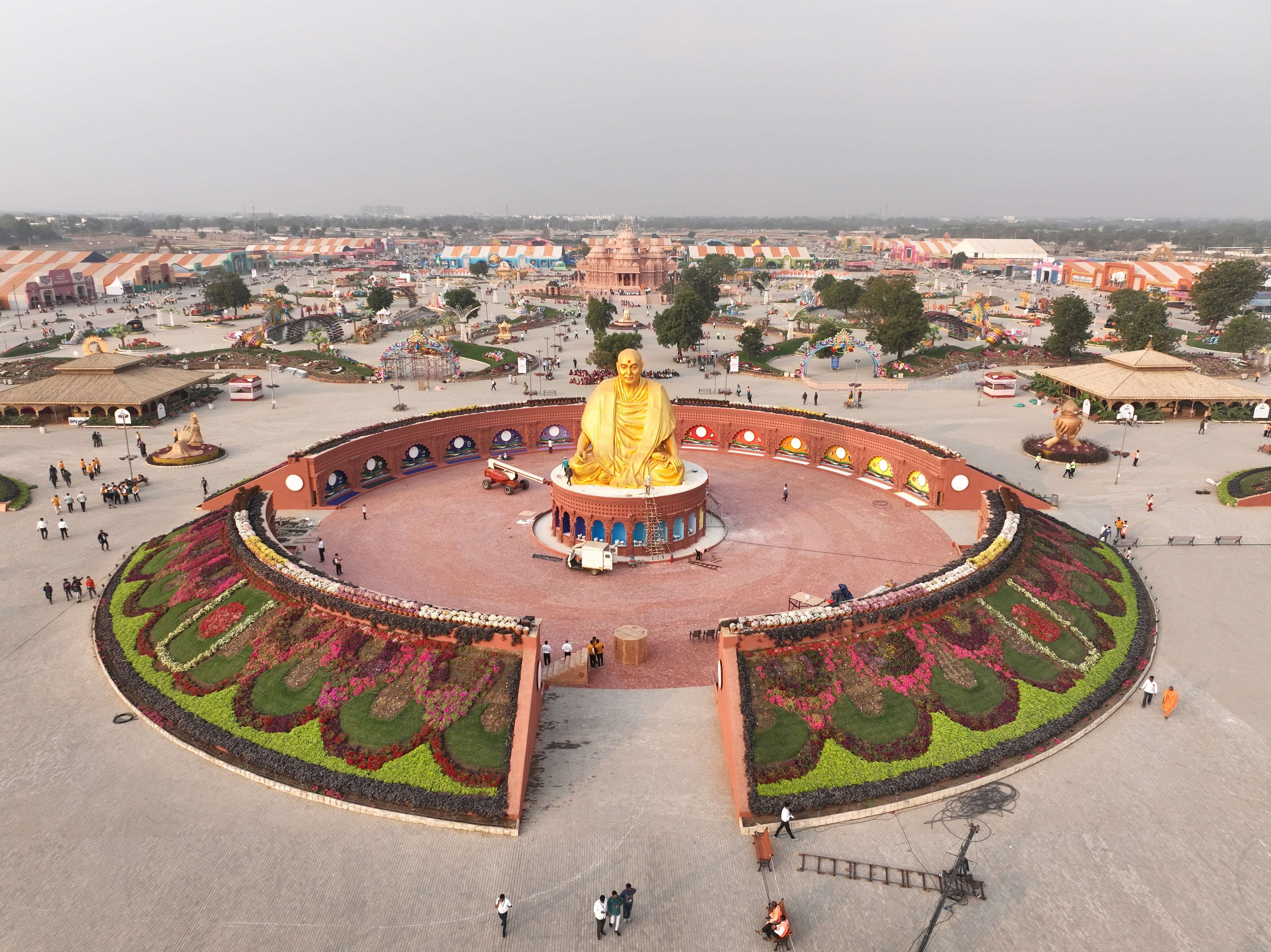 Ahmedabad: Pramukh swami mahotsav-अहमदाबाद में ऐसा बना है प्रमुख स्वामी नगर