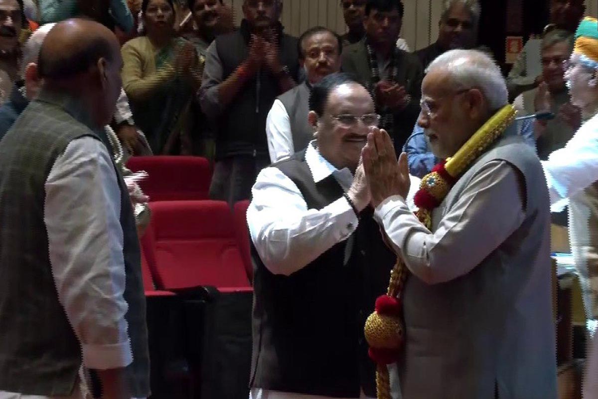 BJP संसदीय दल की बैठक में गुजरात की प्रचंड जीत पर मोदी का भव्य स्वागत, PM ने इन्हें दिया जीत का श्रेय