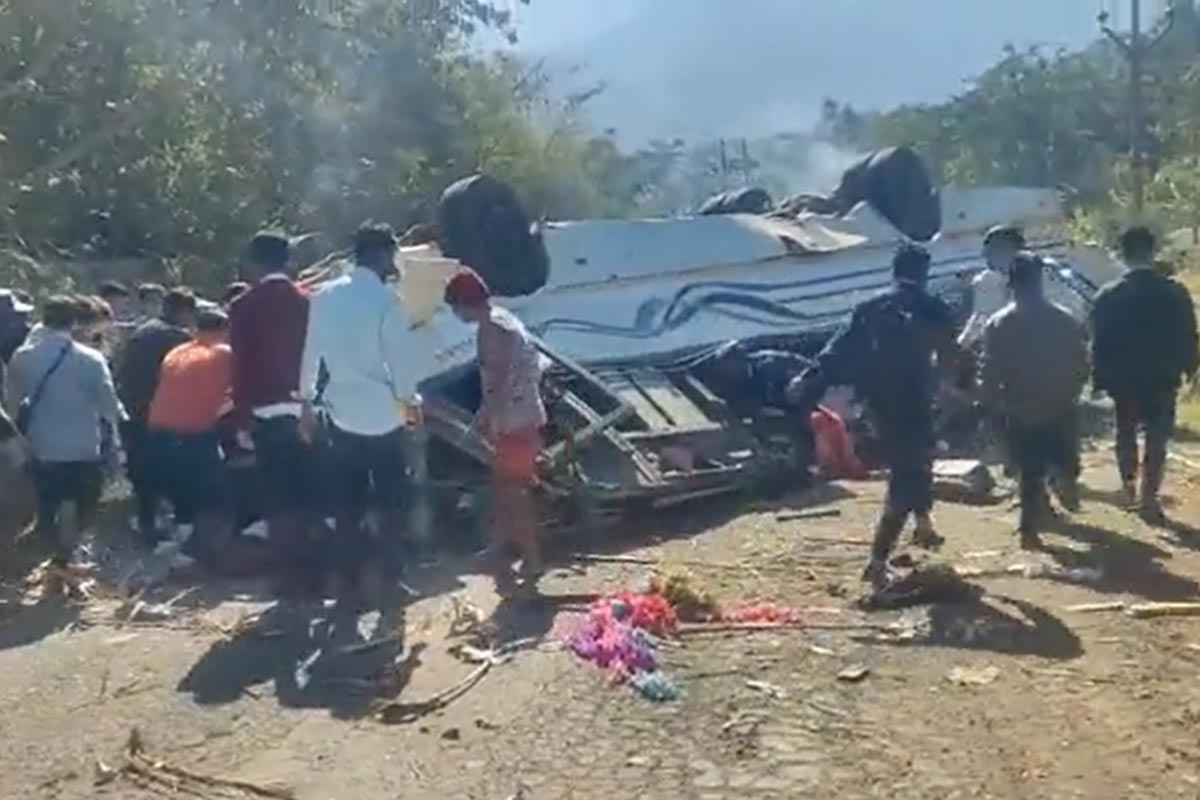 Major Road Accident in Manipur, bus carrying students overturned in River 15 people dead | मणिपुर में भीषण सड़क हादसा, छात्रों को ले जा रही दो बस पलटी, 15 की मौत की