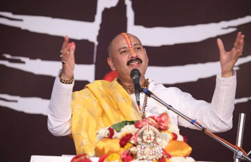 Pandit Pradeep Mishra Katha: पंडित प्रदीप मिश्रा ने दिया जीवन में सफल होने का मूलमंत्र, भगवान शिव की कथा सुनने उमड़ी भक्तों का भीड़