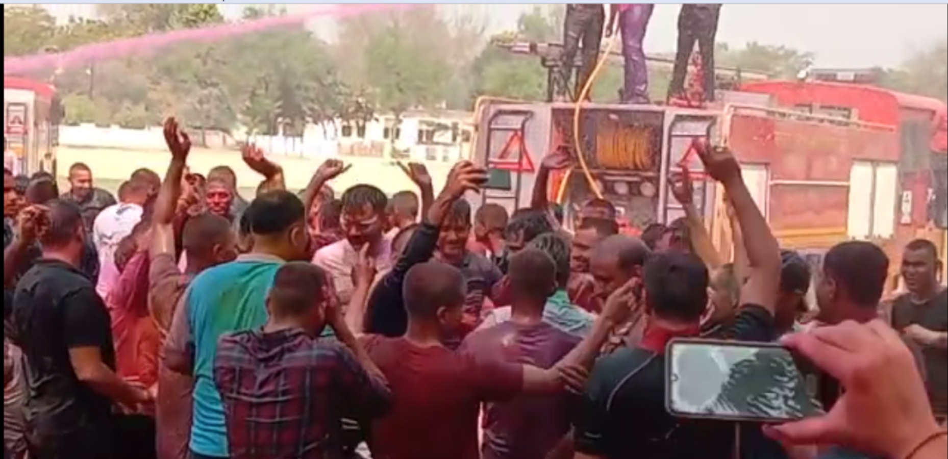 Policemen Played Holi From Meerut Police Line To Police Stations Holi 2023 थानों में कपड़ा 0706