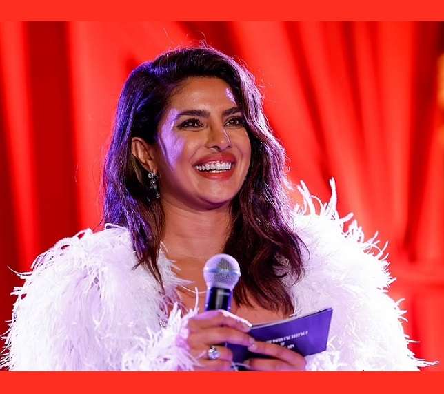 व्हाइट ड्रेस मे प्रियंका ने पूल किनारे दिए गजब के पोज, परियों-सी हसीन दिखीं  एक्ट्रेस |Vision In White, Priyanka Chopra Gloriously Enters The Oscars  Mood In A Corset Gown | Patrika News