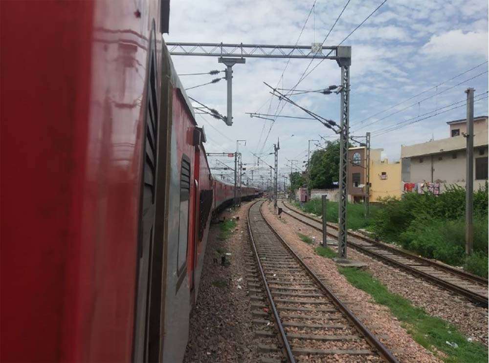 प्रेमिका को दोस्त के साथ आपत्तिजनक हालत में देख शराब पीकर ट्रैक पर लेटा युवक