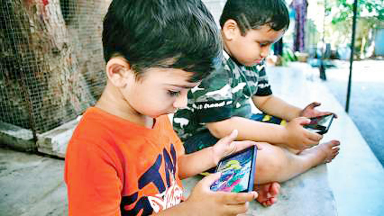 Mobile addiction for children become victims of virtual autism | मोबाइल की लत... 2 से 5 वर्ष के बच्चे वर्चुअल ऑटिज्म के शिकार | Patrika News