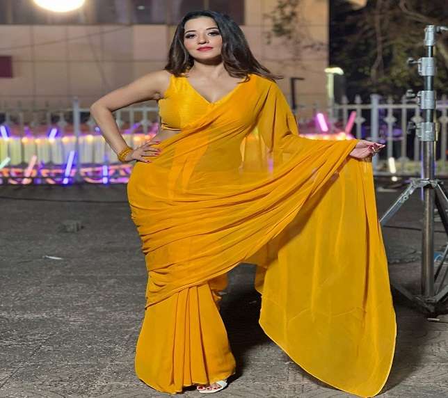 पीली साड़ी में मोनालिस ने बिखेरा अपनी अदाओं का जलवा, दिल थामकर देखें तस्वीरें |Bhojpuri Actress Monalisa looks super hot in yellow saree flaunted her backless blouse looks gorgeous ...