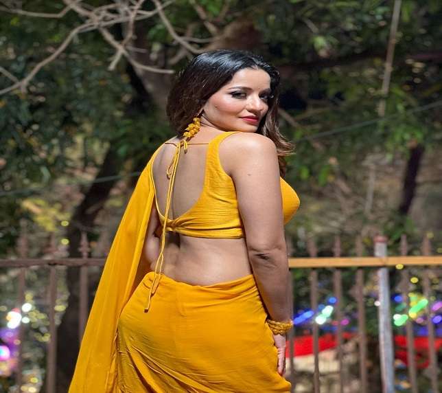 पीली साड़ी में मोनालिस ने बिखेरा अपनी अदाओं का जलवा, दिल थामकर देखें तस्वीरें |Bhojpuri Actress Monalisa looks super hot in yellow saree flaunted her backless blouse looks gorgeous ...