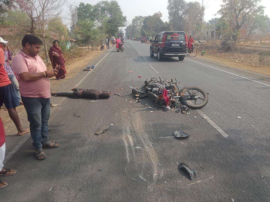 सामने खड़ी ट्रक से टकराए बाइक सवार, दोनों को सर में गंभीर चोट लगने से मौके पर हुई मौत