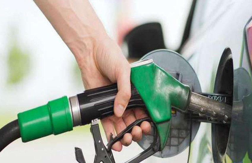petrol diesel price today know the price of oil in your city | कच्चे तेल में गिरावट जारी, जानिए आपके शहर में कितना सस्ता हुआ पेट्रोल-डीजल