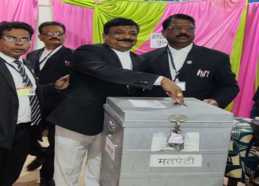 Breaking News: सरगुजा जिला अधिवक्ता संघ के हेमंत अध्यक्ष तो विजय बने सचिव, देखें अन्य निर्वाचित पदाधिकारी व सदस्यों की सूची