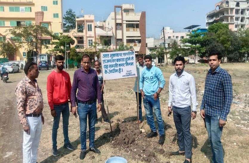 Indore News : बकाया टैक्स न देने पर नगर निगम 67 दुकानों पर लगाए ताले