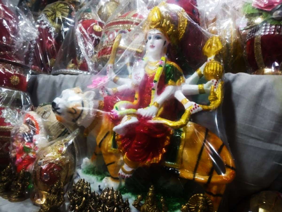 Video: चैत्र नवरात्र पर महंगी हुई देवी पूजा, रोली और हवन सामग्री पर इतना बढ़ा दाम