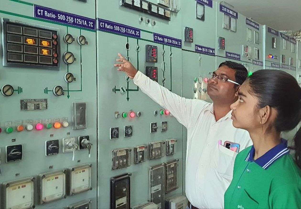 पिता के कार्य स्थन पर पहुंच बेटियों ने समझा कामकाज