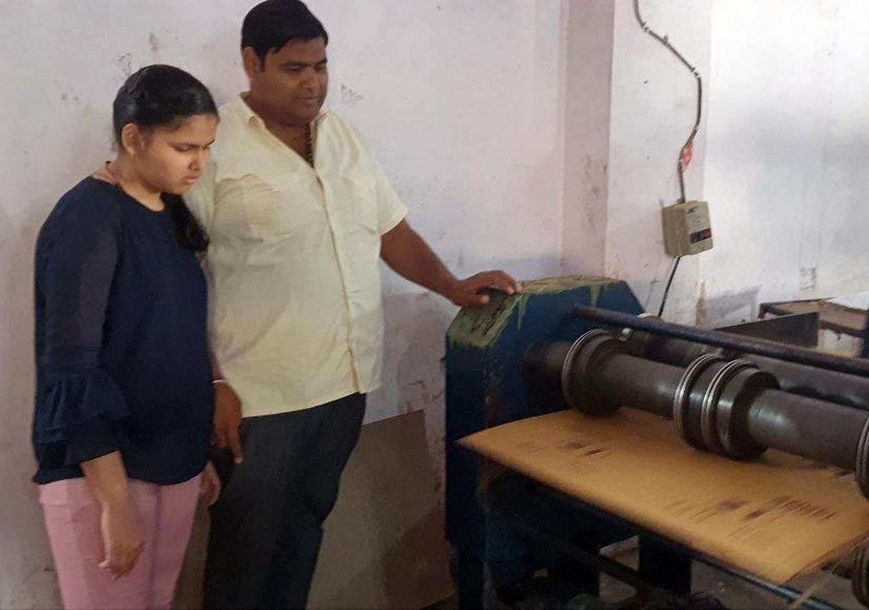  पिता के कार्य स्थल पर पहुंच बेटियों ने समझा कामकाज 