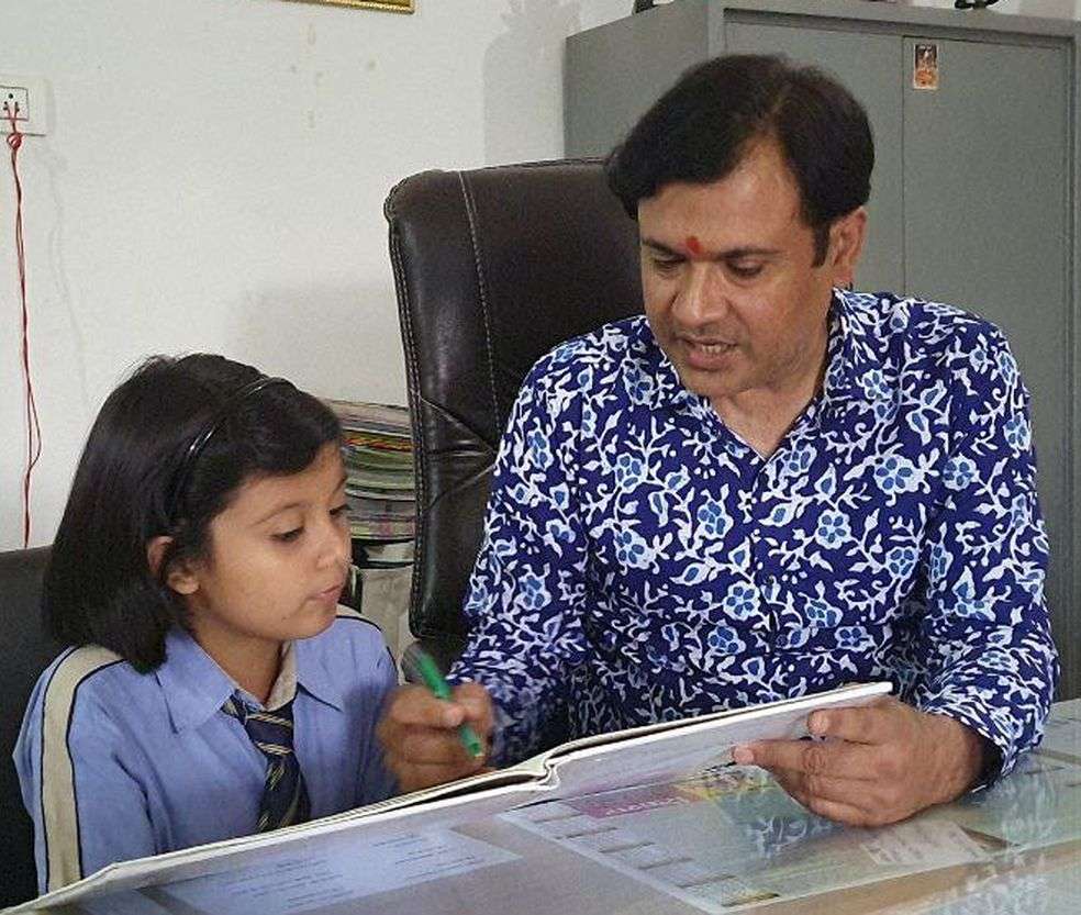  पिता के कार्य स्थल पर पहुंच बेटियों ने समझा कामकाज 