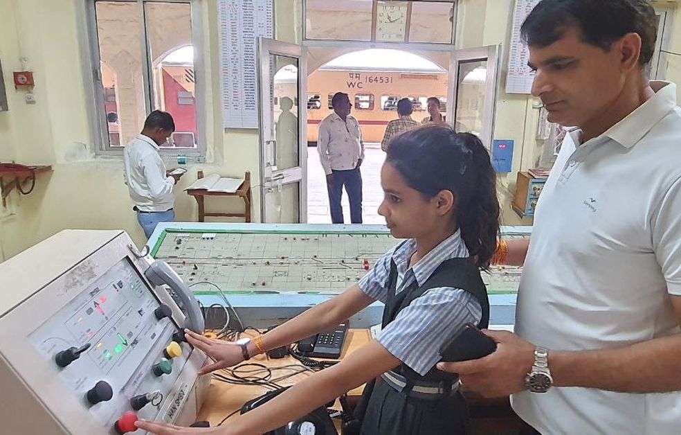  पिता के कार्य स्थल पर पहुंच बेटियों ने समझा कामकाज 
