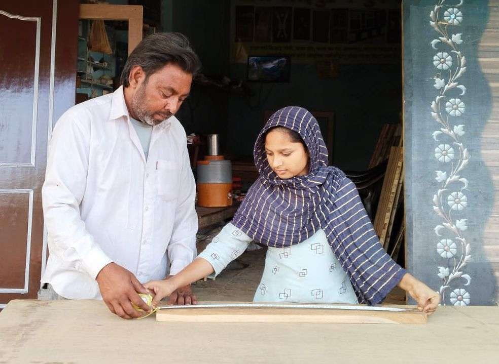 पिता के कार्य स्थल पर पहुंच बेटियों ने समझा कामकाज 