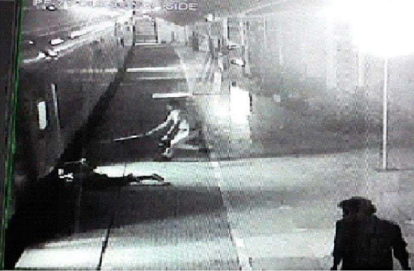 ट्रेन में चढ़ते समय बैलंंस बिगड़ा, घिसटाते हुए जाने वाला था पटरी के नीचे देवदूत बन पहुंचा जीआरीप जवान बचाई जिंदगी