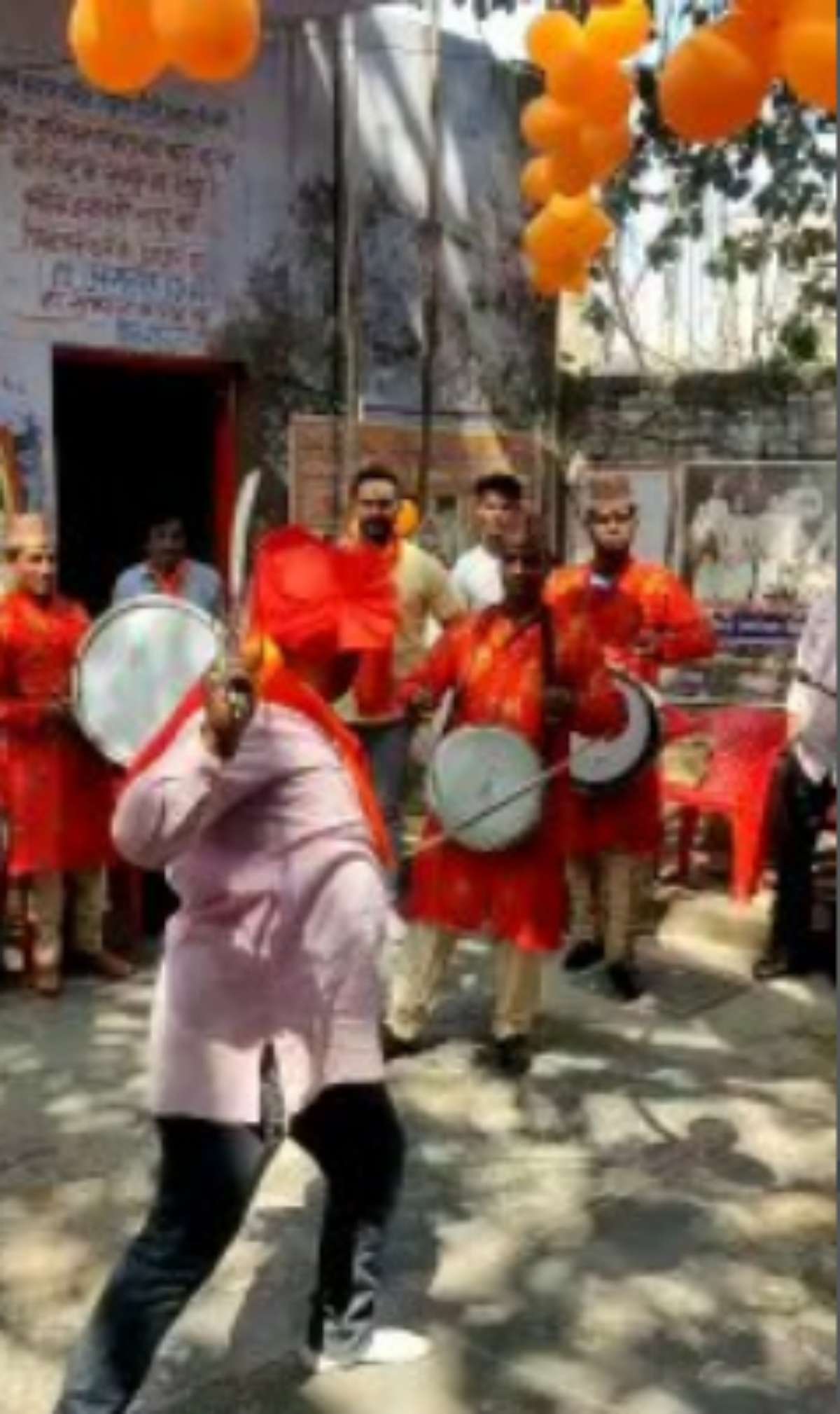 Meerut News: चैत्र नवरात्र पर निकली ध्वजारोहण यात्रा, हिंदू महासभा कार्यकर्ताओं ने लहराई तलवार
